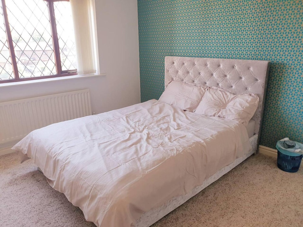 Lovely 4-bed , 3 Bath Villa in Bolton, Manchester view 2