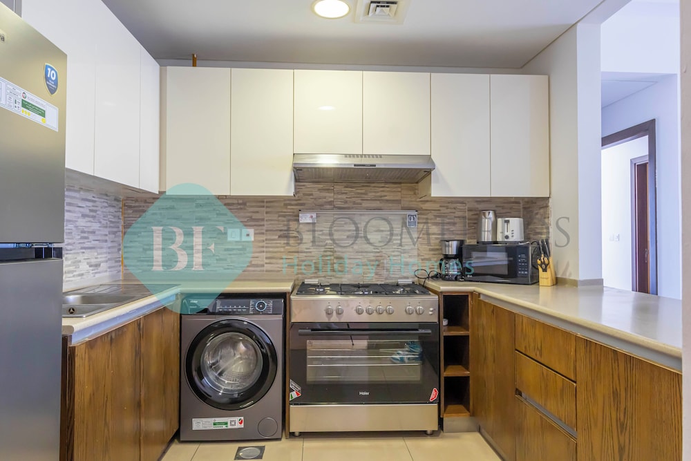 Bloomfields Elegant 2BR In Wave Tower
