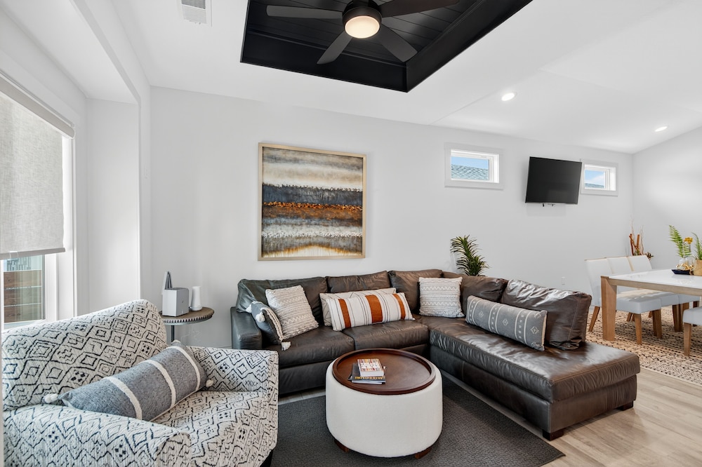 Plush & Roomy - Perfect For All Ages Near Ku & Kc 3 Bedroom Duplex