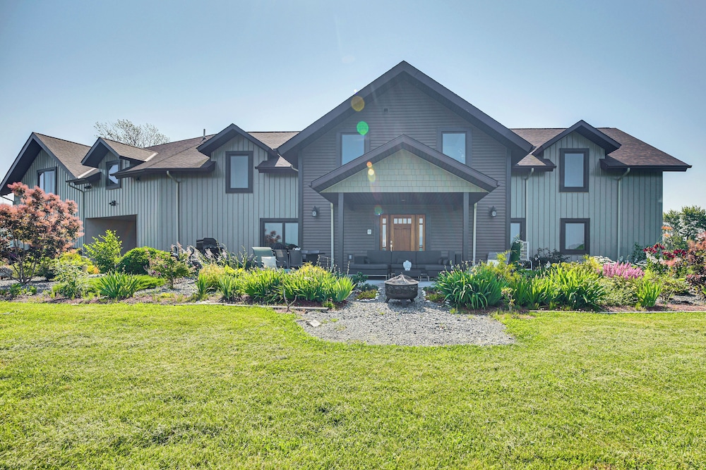 Grill Out, Play Pool: Huge Home on Lake Champlain!