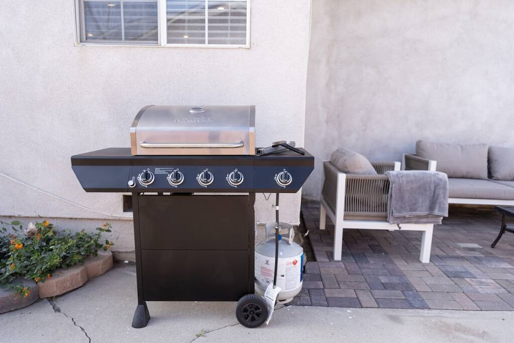 Large 4-bedroom House With AIR Hockey Table Close TO Disneyland IN Orange County p41