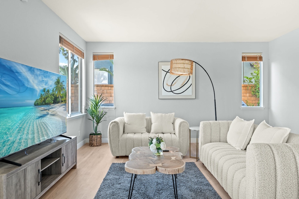 Bright Designer Home w Pool Near Everything