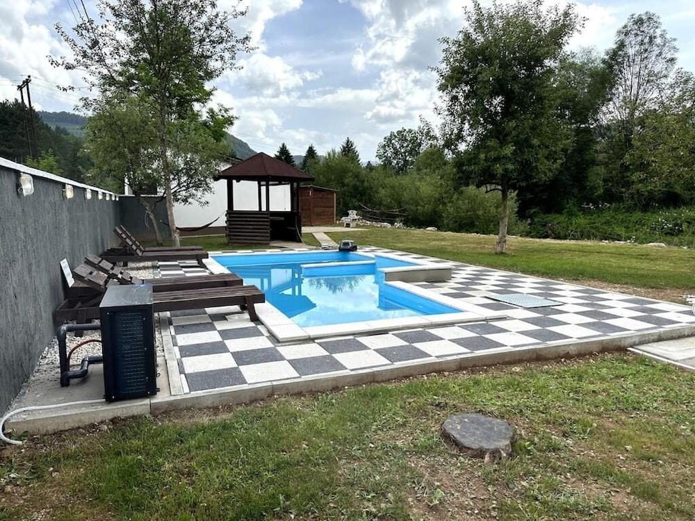 Rijeka Villa-Spacious 4BR with Pool