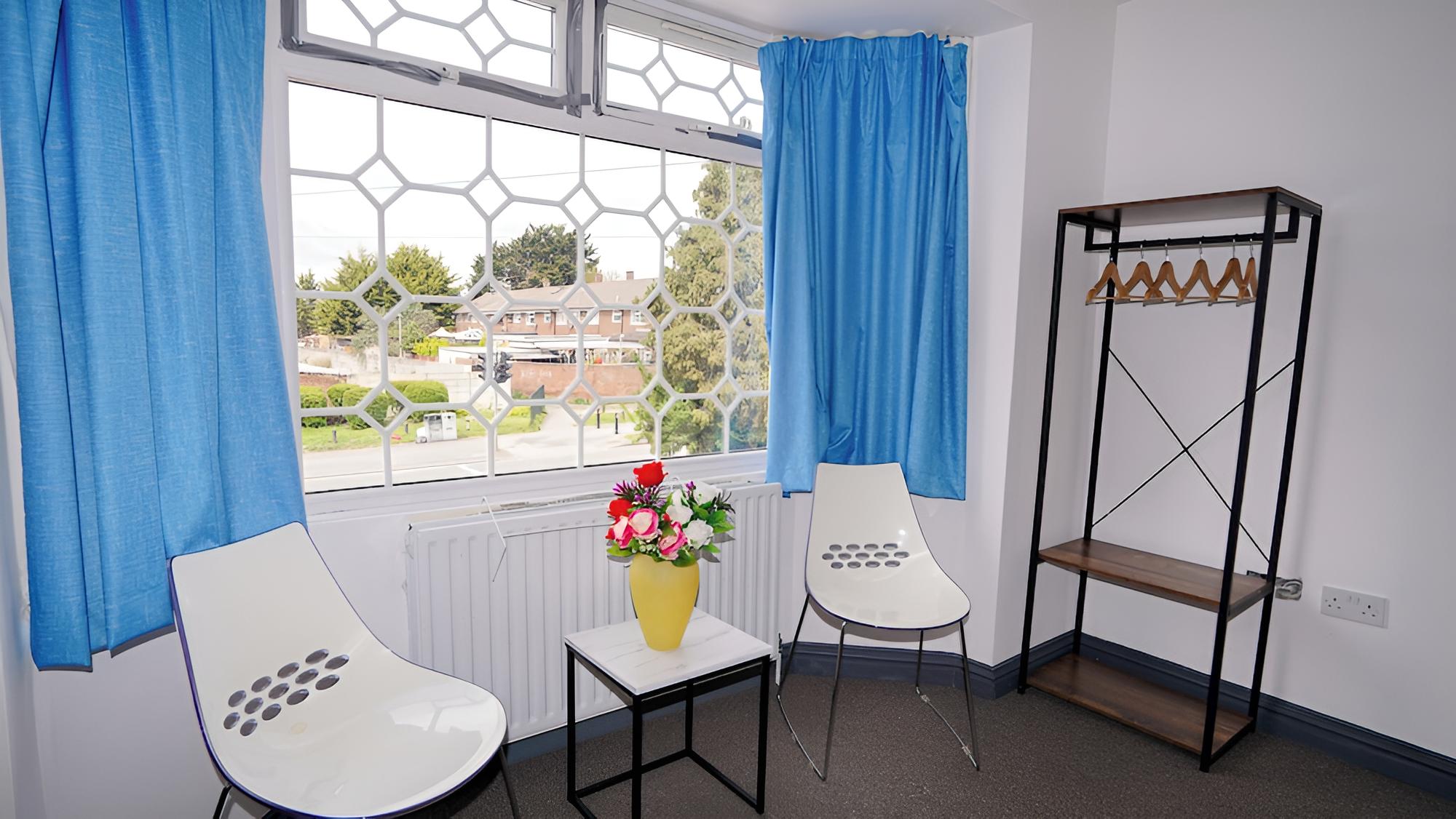 5Bed Spacious House Free Parking view 4