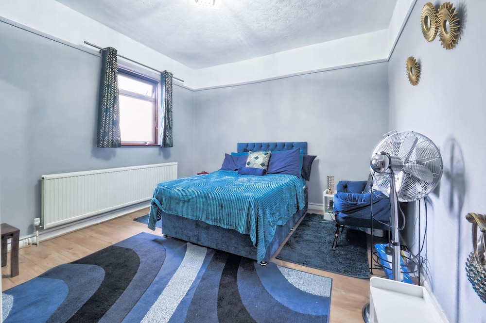 Stunning Riverside 1-bed Apartment in North London