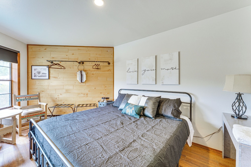 Red River Home w/ Ski Slope, Mtn & River Views!