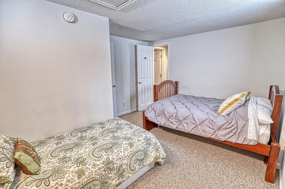 33 West Washington Street 4 Bedroom Home by Redawning view 3