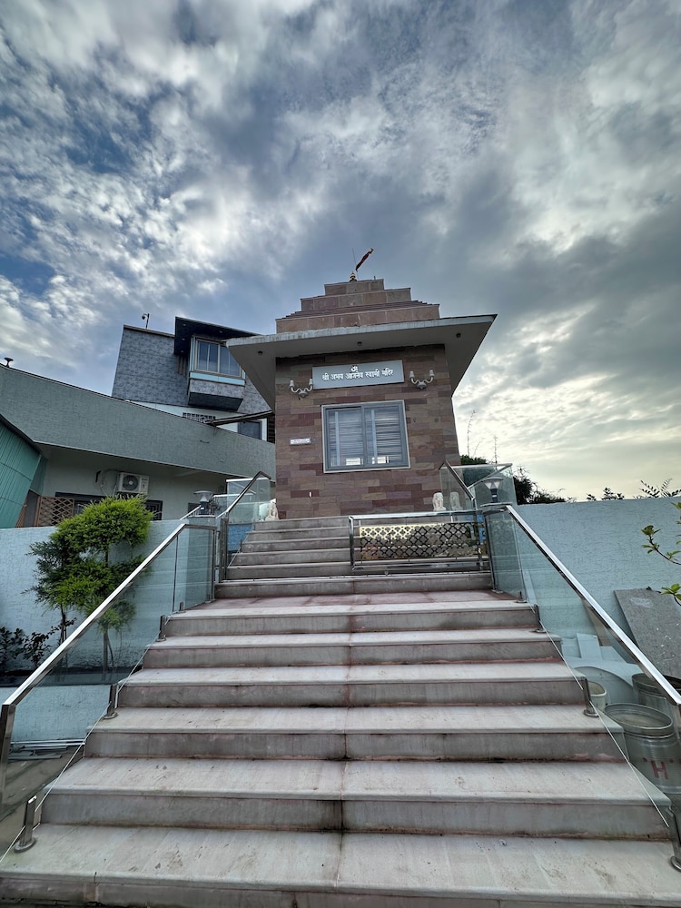 Sanjeevani Farms, Bhopal : A Luxury 5 Bedroom Private Pool Villa