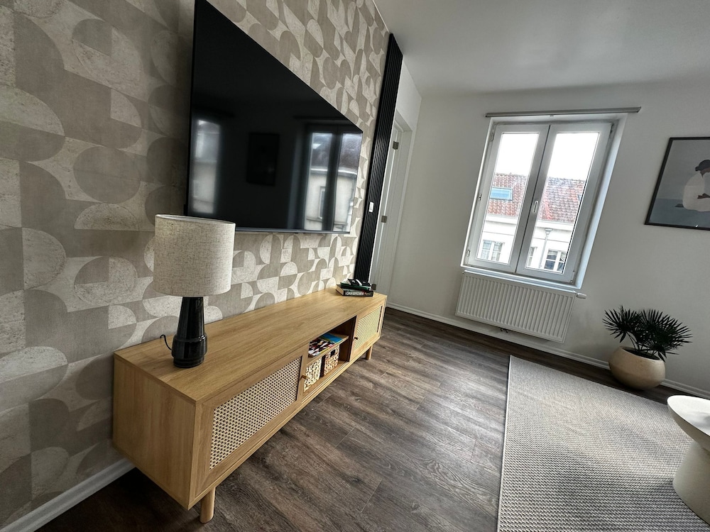 Modern 1BR plus LR Apt Near Gravensteen