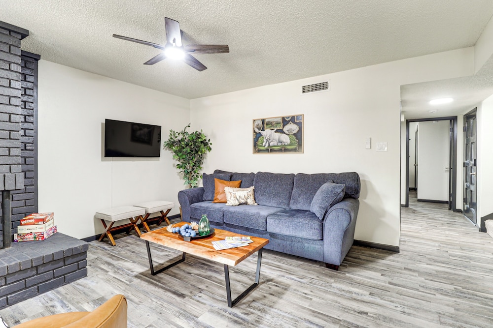 5 Mi to At&t Stadium: Townhome w/ Community Pools!