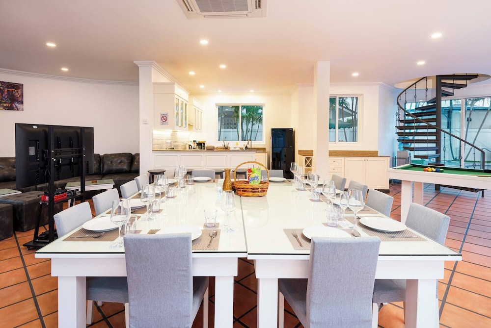 Luxury 4BR Private 425sqm Party Pool Villa