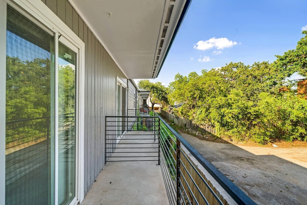 Modern 2BR Near UT Hyde Park Evonify - Property Image 31