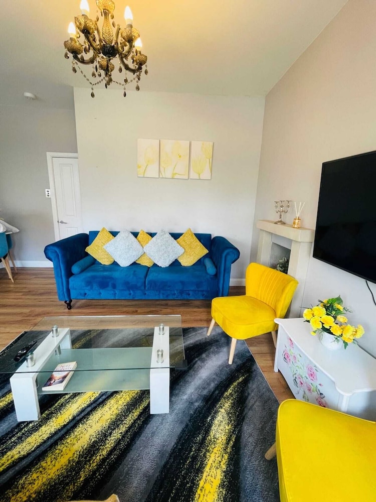 Modern 2 bed Flat, West Kensington, Sleeps 4