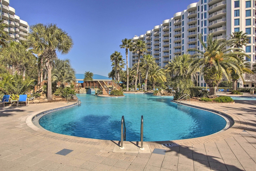 Walk to White-sand Beach: Resort Condo in Destin!