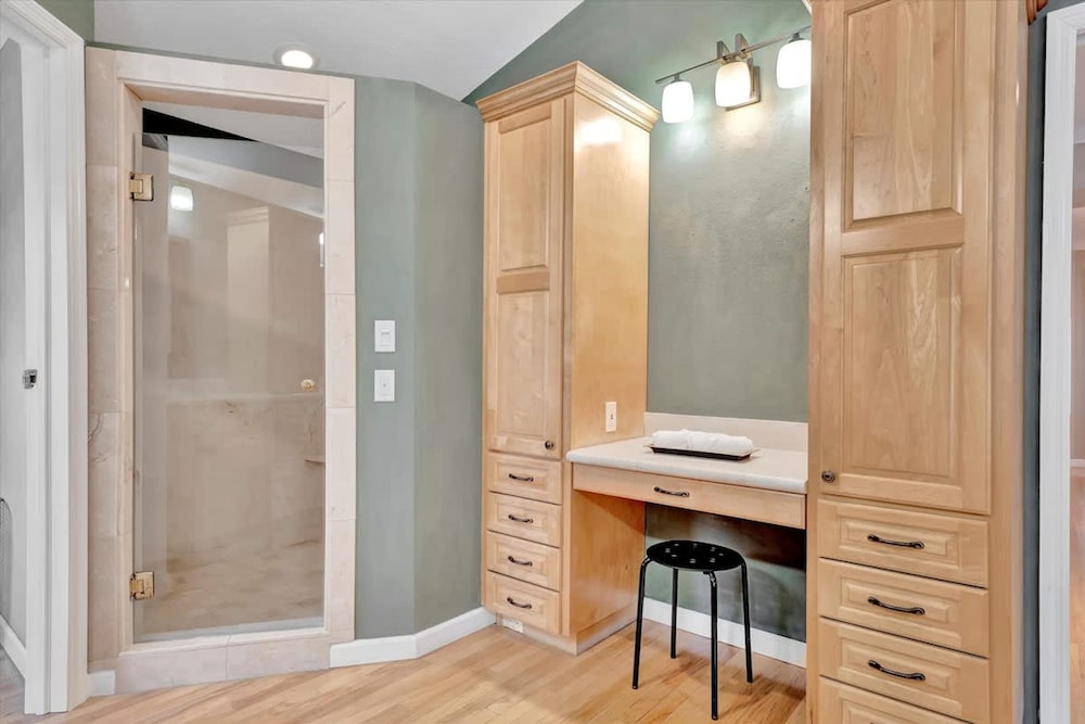 Stones Throw Beachfront Premier Suite 4 Views