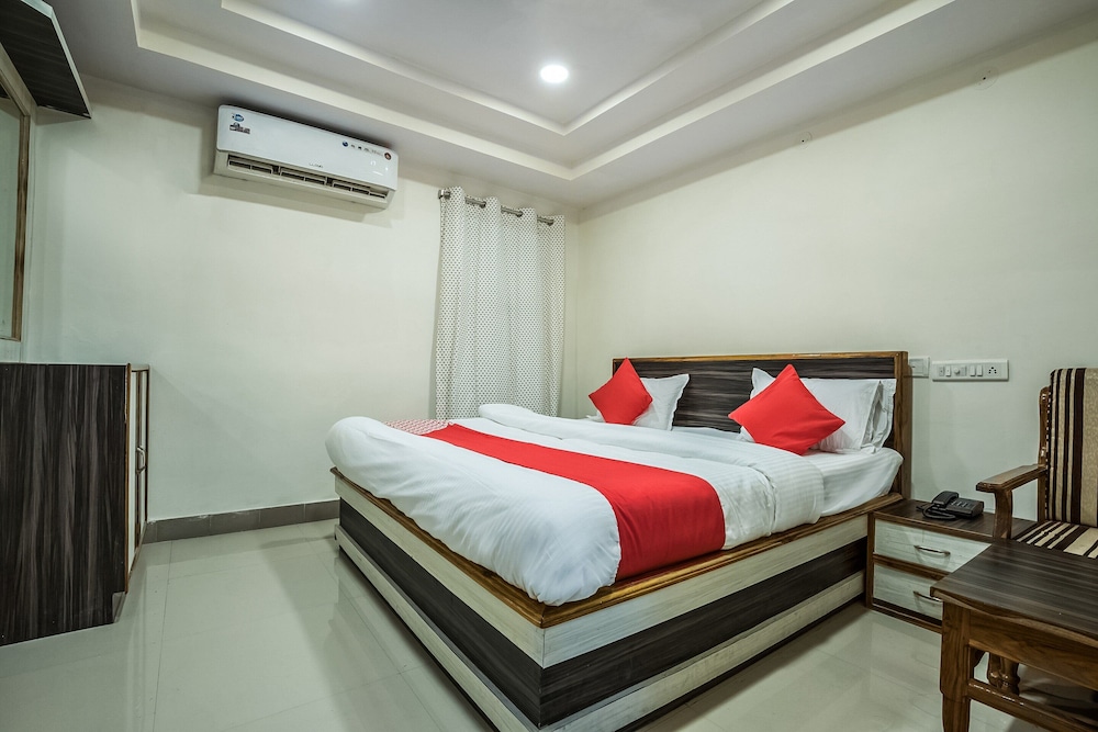 OYO 12973 Hotel Crystal