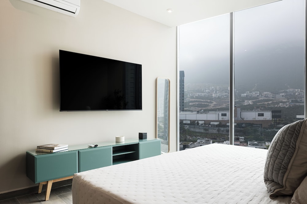 Modern Apts w Pool & Mountain View