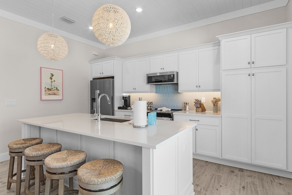 211 Blue Palm: Spacious 5-Bedroom Pool Home, Steps from Beach! 5 Home
