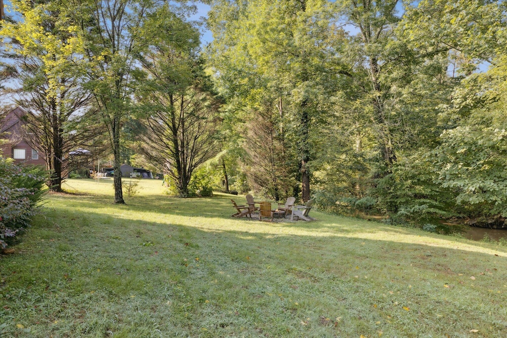 River View Dog Friendly Game Room w Hot Tub