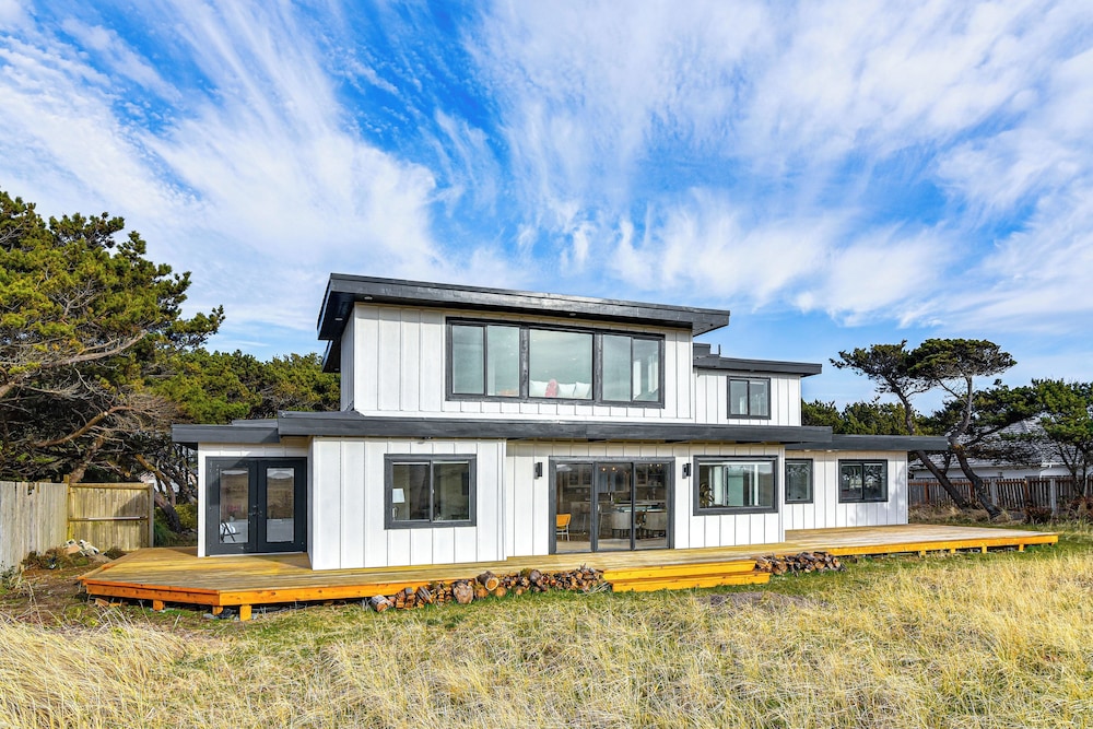3-acre Oceanfront Home: Game Room & Fire Pit!