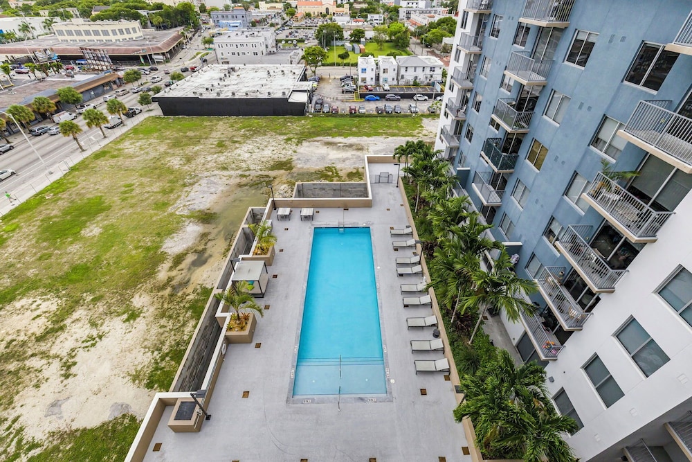 Stylish City-View Condo Pool Access