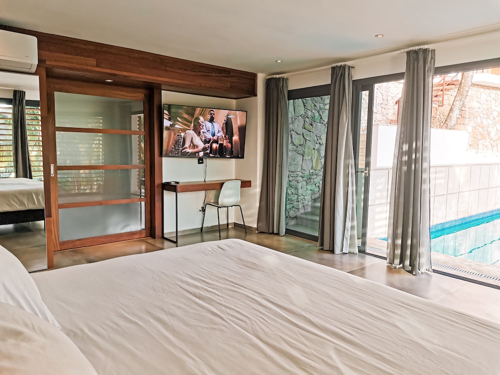 Modern 7 Bedrooms Villa on Private Beach Access view 5