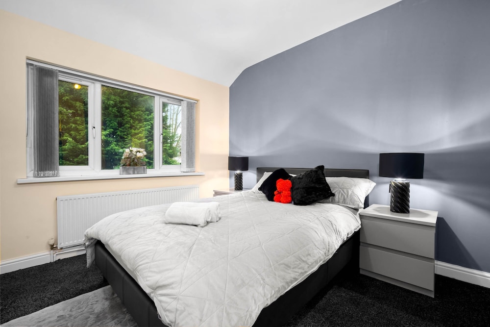 Harborne House 4 Bedroom Contractor Qe Hospital