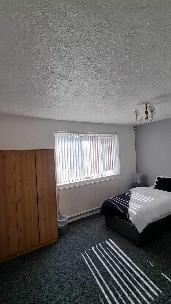 Doncaster-house-sleeps8-parking-garden