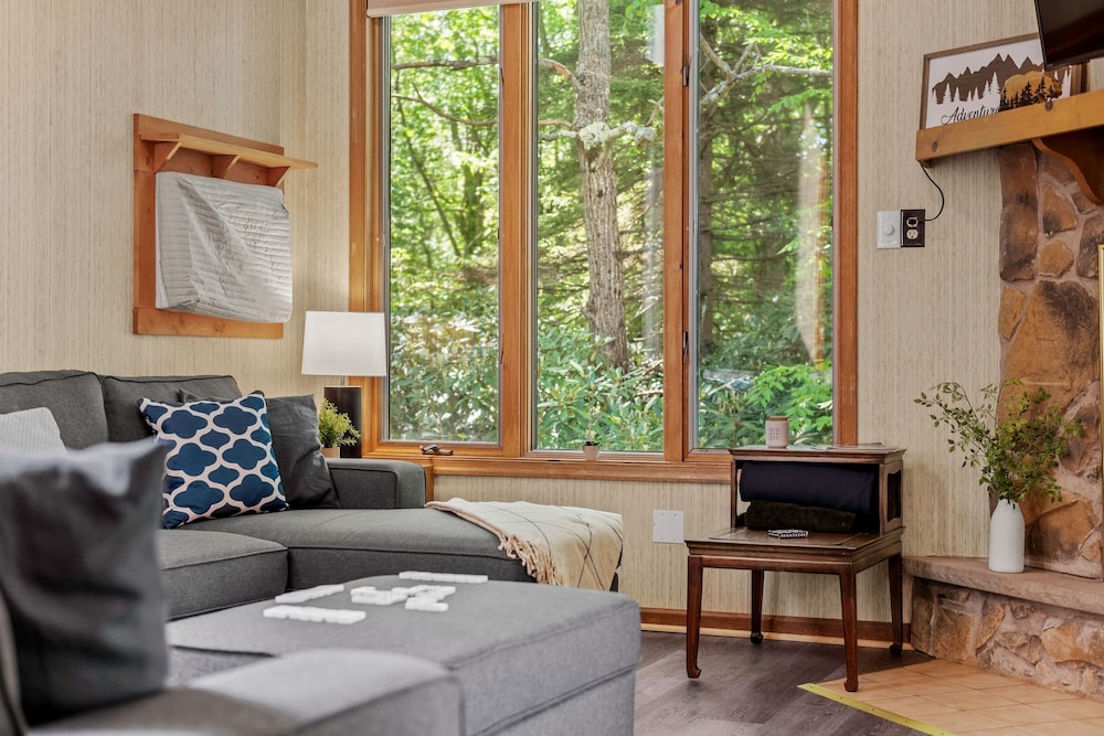 Harmony Ridge by Avantstay Large Deck w Hot Tub Forest Views