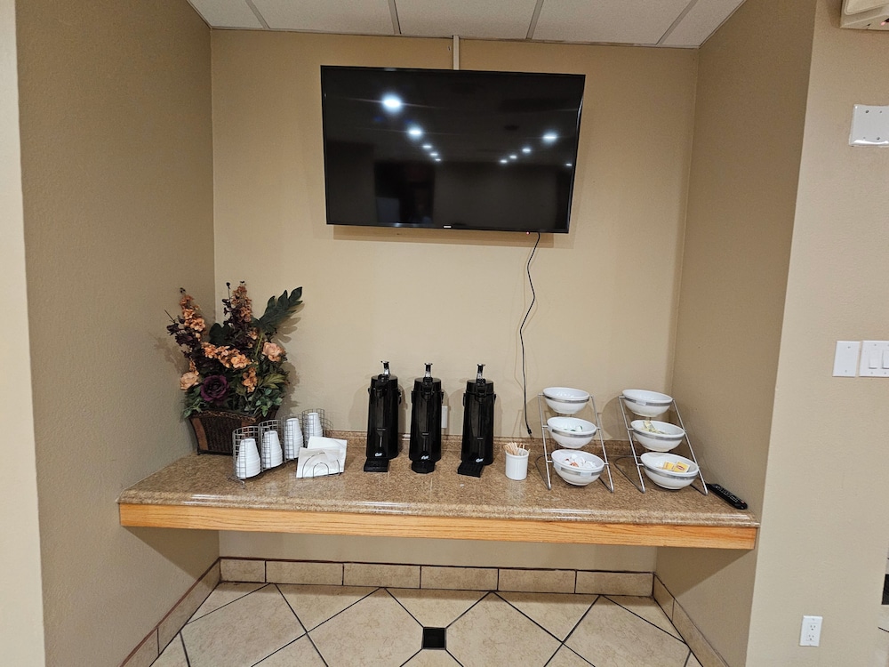 Roswell Vacations - Clarion Inn  Suites - Property Image 12