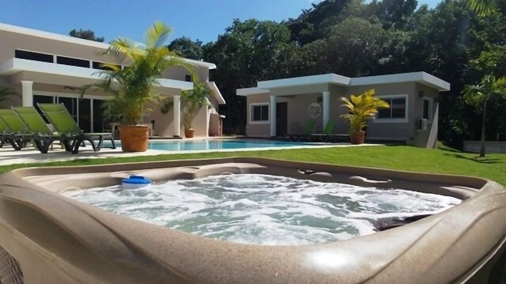 New six bedroom with BBQ and large pool