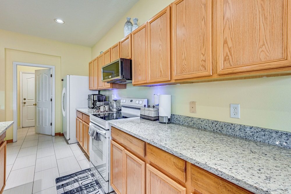 9 Mi to Apollo Beach: Riverview Getaway!
