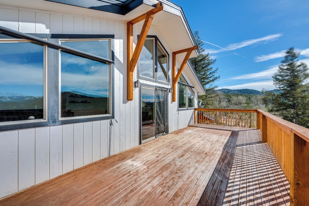 3 Mi to Casinos: Cabin w/ Stables in Black Hawk!