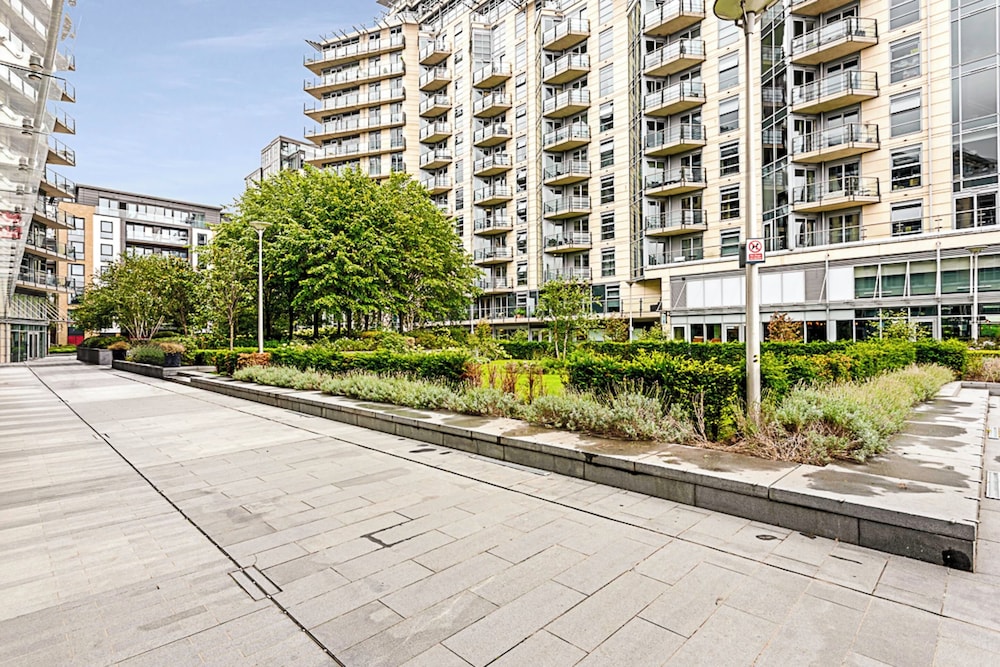 Stylish Flat In Battersea Reach