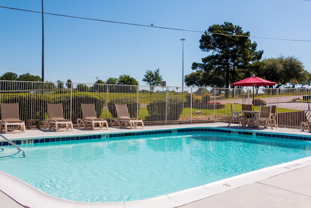 Motel 6 Longview, TX