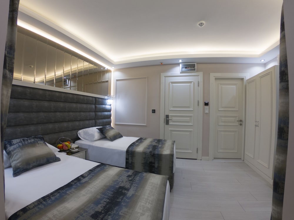 Crowned Otel - Image 19