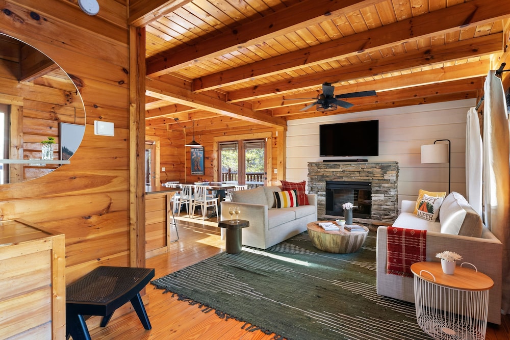 Riverbend Redesigned Cabin Hot Tub Firepit Billiards Mins to Pigeon Forge
