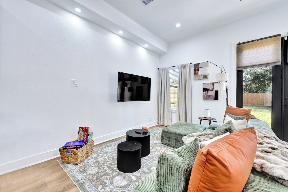 5 Mi to NRG Stadium: Modern Escape w/ Patio & Yard