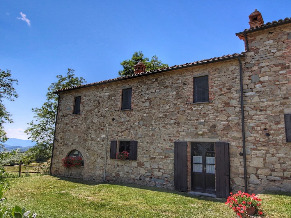 Tranquil Farmhouse near Center in Umbertide with Garden view 2