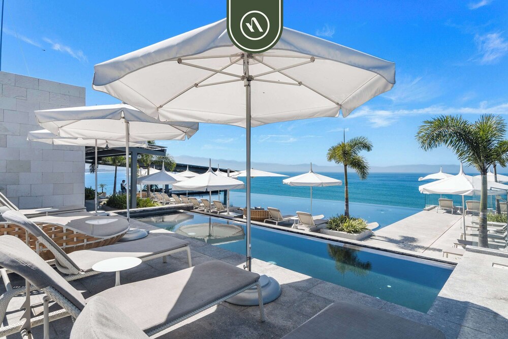Luxury 2 BR Condo With Dream Pools - Beach - Art