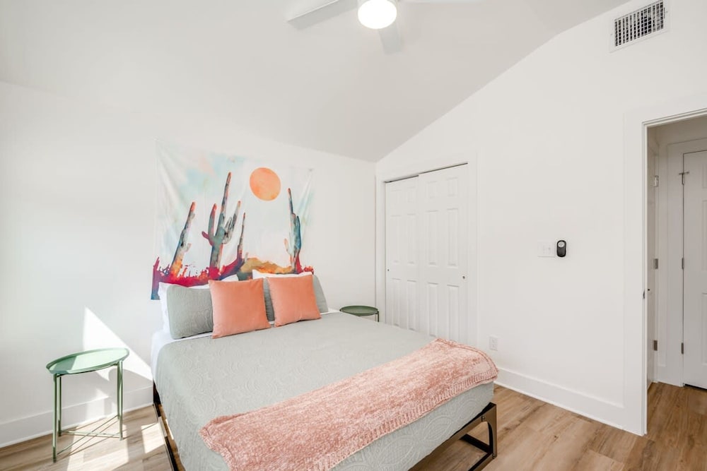 Modern 3 2 two Kings hot tub Fire pit 16min to Wine Trail Nearby Pickleball Courts Pools