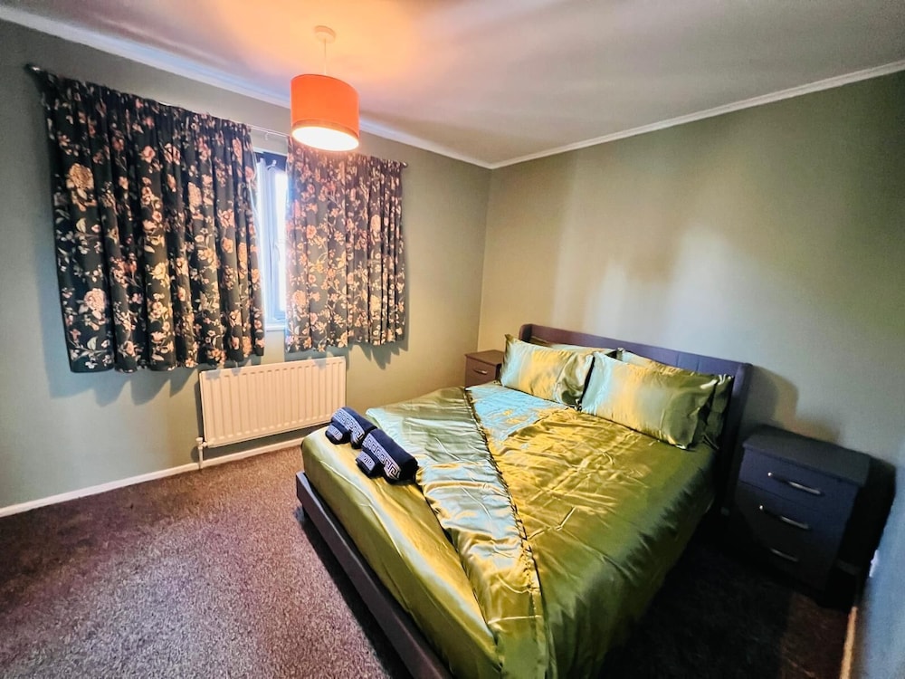 Modern Comfortable Two Bedrooms House DL5 With Garden Parking and Free Wifi
