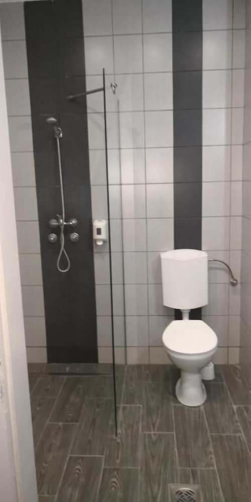 FREE PARKING, FREE BREAKFAST, only 15 minutes to City Center