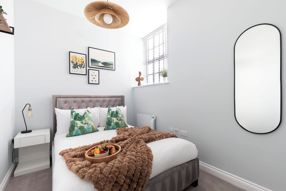 Elliot Oliver - Stylish 2 Bedroom Town Centre Apartment view 2