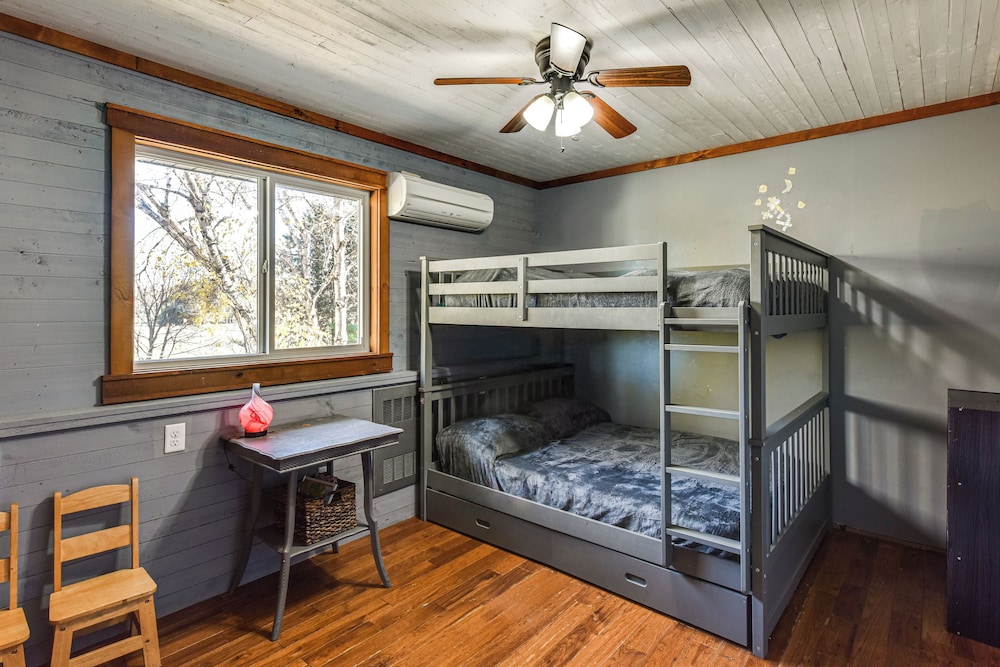 600-sq-ft Deck! Hutchinson Retreat on 5 Acres
