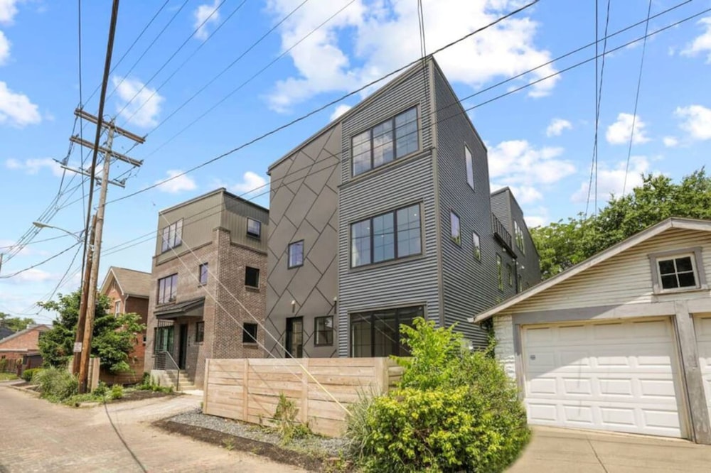Work Of Art -3 Bedroom Elegant Townhome-columbus