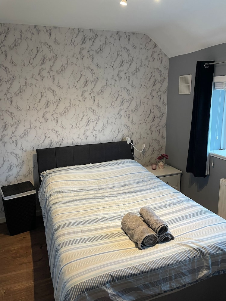 Beautiful 3-bed House in Romford view 2