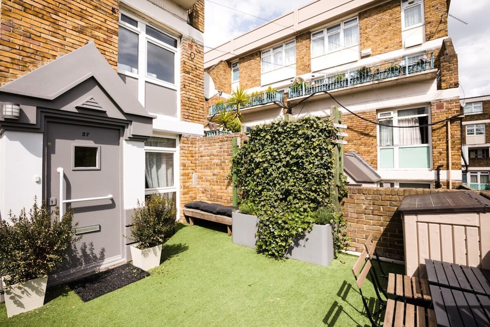 Homely 4 Bedroom House in Brixton