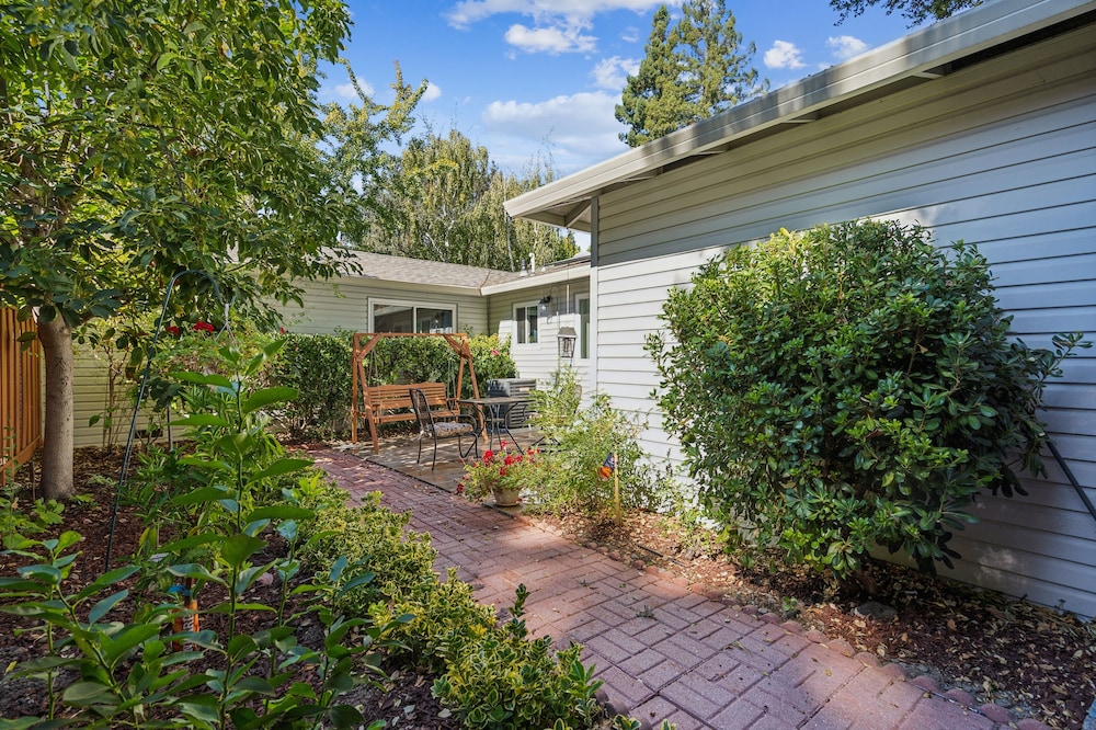 Spacious Mountain View Duplex In Prime Location 3 Bedroom Duplex