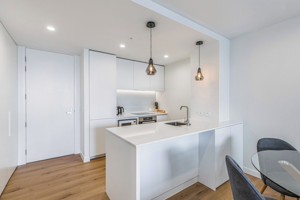 Stylish Apt+Balcony+Full Amenities Zodiak Stays